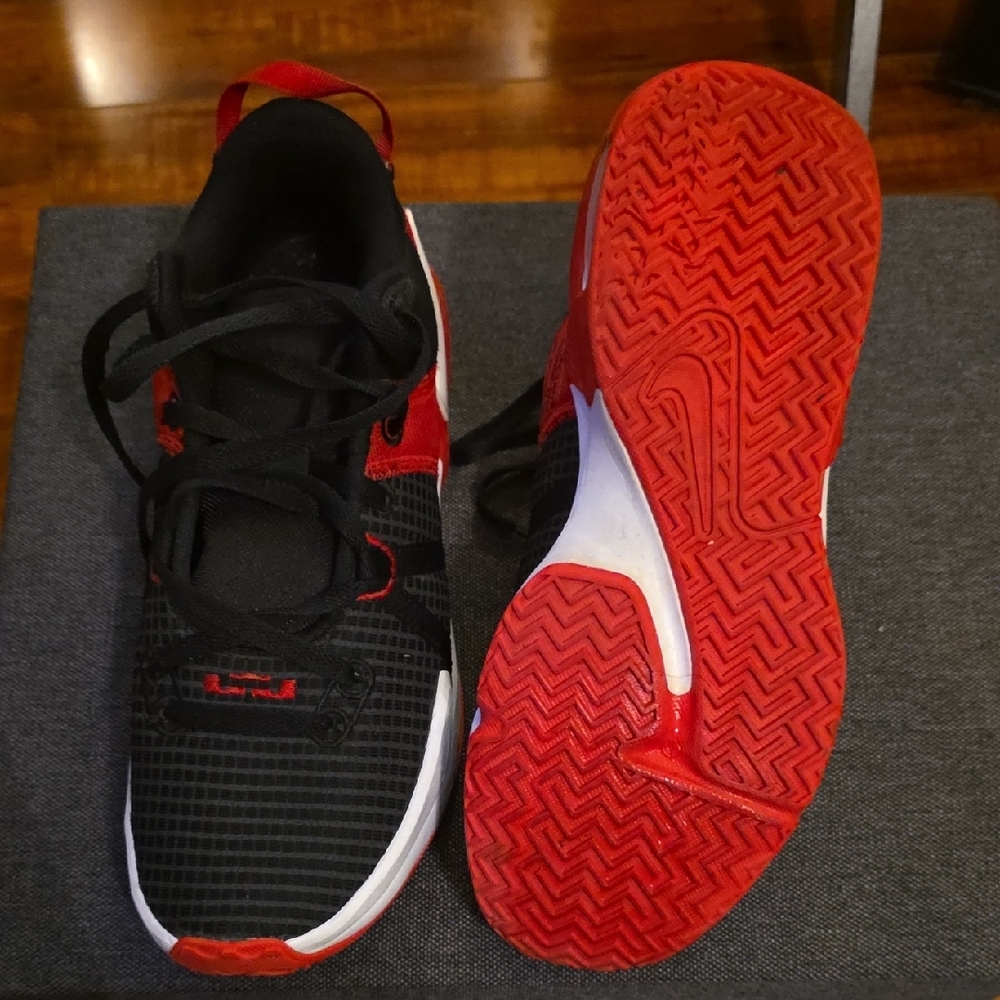 Lebron Witness VII  Black and Red Men's  Basketball Shoes. Mens Size 9. - Picture 10 of 11